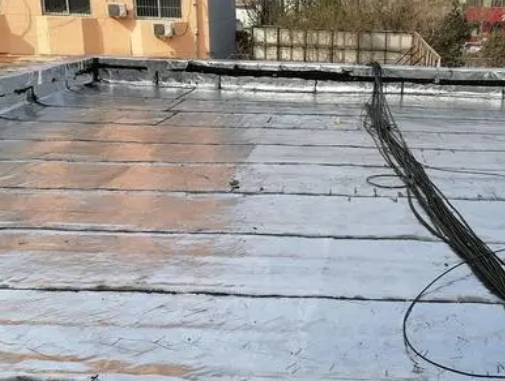 翠屏卫生间漏水维修公司分享下翠屏屋面楼顶防水刚性防水层施工要点。